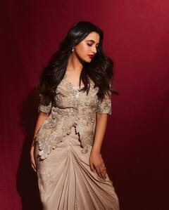 Priyankaa Mohan : పడుకొని మరీ ఫోజులిస్తోన్న ప్రియాంక మోహన్.. క్యూట్​గా ఉందంటోన్న ఫ్యాన్స్