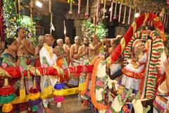 తిరుమల శ్రీవారి వార్షిక బ్రహ్మోత్సవాలకు భారీగా తరలి వచ్చిన భక్తులు -  ఉదయం మోహినీ అవతారం ..సాయంత్రం గరుడవాహన సేవ!