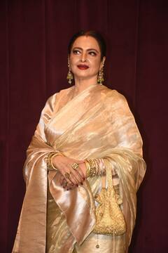 Rekha Look Beautiful In Golden Saree:  वयाच्या 69व्या वर्षीही रेखाने तरुण अभिनेत्रींना मात दिली; पाहा लेटेस्ट फोटो!