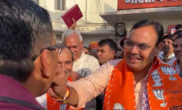 Rajasthan CM Bhajan Lal Sharma makes 'jalebi' and offers it to party workers at the BJP office in Jaipur to celebrate the party's good performance in Haryana and J&K elections. (Image Source: PTI)