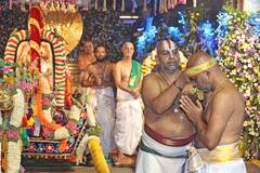 తిరుమల శ్రీవారి వార్షిక బ్రహ్మోత్సవాలకు భారీగా తరలి వచ్చిన భక్తులు -  ఉదయం మోహినీ అవతారం ..సాయంత్రం గరుడవాహన సేవ!