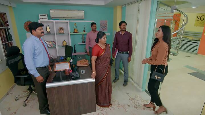 అక్కడి నుంచి జారుకునేందుకు ప్రయత్నిస్తుంది కనకం..అప్పుడే పిన్నీ అంటూ ఎంట్రీ ఇచ్చిన అనామిక అగ్రిమెంట్ పేపర్స్ ఇమ్మంటుంది. అక్కడున్న మేనేజర్ ని పోలీసులకు కాల్ చేయమంటుంది..కనకం కంగారుపడుతుంది