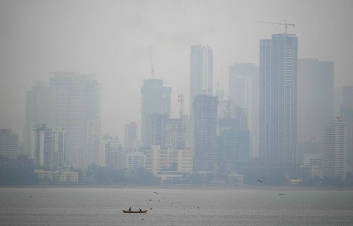 मौसम विभाग ने मंगलवार (8 अक्टूबर) को आंशिक रूप से बादल छाए रहने का अनुमान जताया है. हालांकि, गर्मी से राहत मिलने की संभावना कम है.