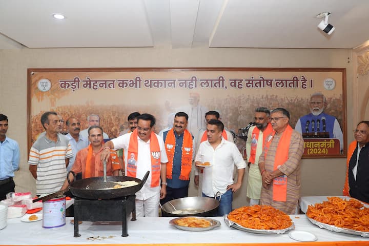 Gujarat BJP Chief and Union Minister C R Patil prepares jalebi as the BJP is set to form its government in Haryana for the third consecutive term. (Image Source: X/@DeshGujarat)