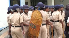 চরম উত্তেজনা কুলতলিতে, পুলিশকে চটি নিয়ে তাড়া, মেয়ে হারিয়ে তুমুল বিক্ষোভে জনতা