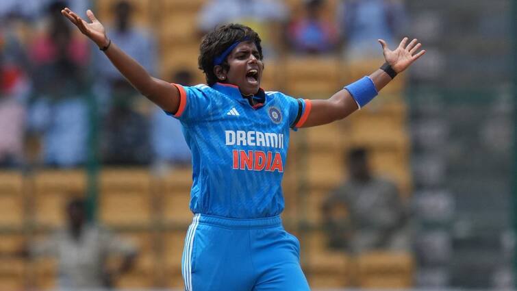 Ind W vs Aus W 3rd ODI Arundhati Reddy Bowld Clean Bowl Georgia Voll - Watch Video Watch Video: செம்ம கட்! அசத்தலான பந்து வீச்சில் அசால்ட் செய்த அருந்ததி ரெட்டி! - வீடியோ