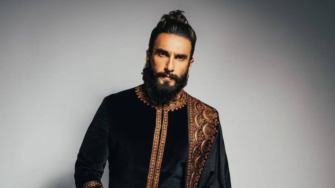 Ranveer Singh: ১৯ বছরের নায়িকার বিপরীতে 'রোম্যান্টিক' জুটি বাঁধবেন রণবীর সিংহ? তীব্র কটাক্ষের শিকার 'সিম্বা'! Ranveer Singh Faces Trolling Amid Reports Of Romancing 19 Year Old Sara Arjun In Next Entertainment News Ranveer Singh: ১৯ বছরের নায়িকার বিপরীতে 'রোম্যান্টিক' জুটি বাঁধবেন রণবীর সিংহ? তীব্র কটাক্ষের শিকার 'সিম্বা'!