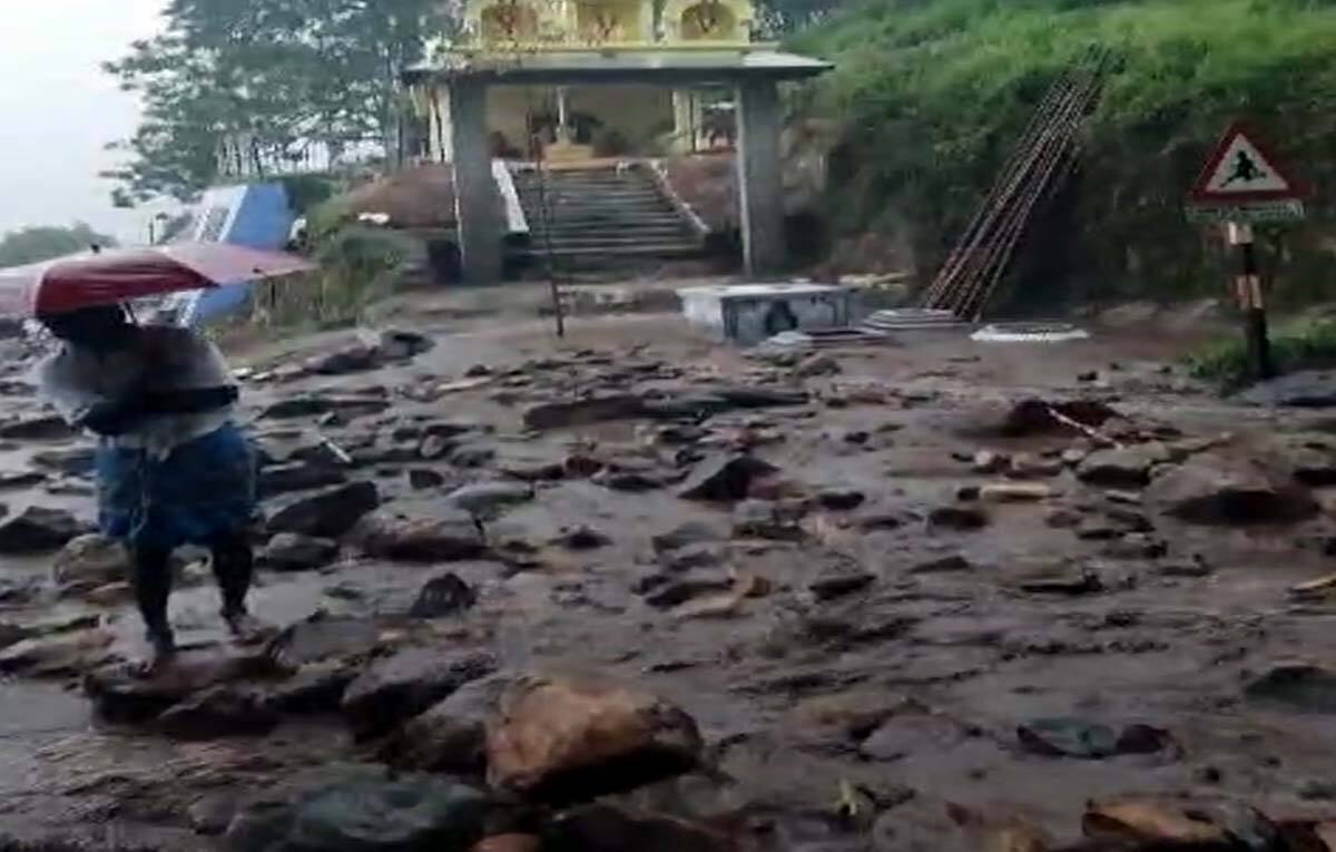 கும்பக்கரை , பெரியகுளம் செல்லும் சாலையில் திடீர் மண் சரிவால் போக்குவரத்து கடும் பாதிப்பு