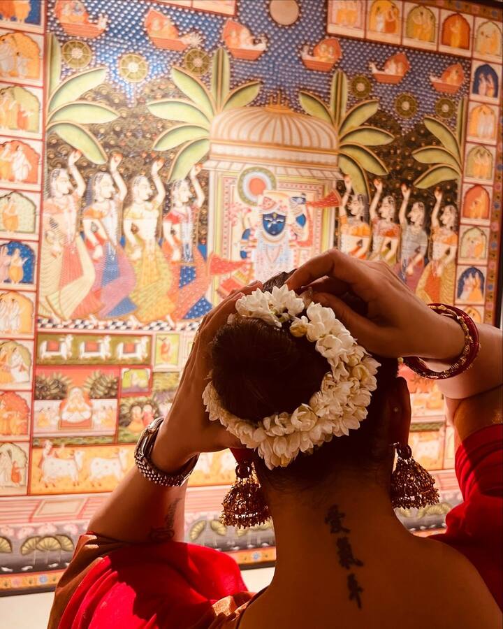 एक्ट्रेस ने अपने बालों को जूड़े में बांधा हुआ है और जूड़े पर गजरा भी लगाया है.