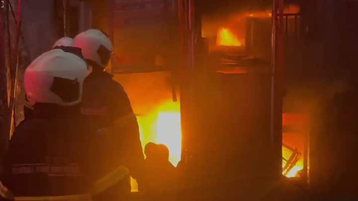 आगीच्या घटनेनंतर वस्तीतील नागरिकांनी तेथून दूर जाण्यास सुरुवात केली आहे. मात्र, आगीतून उठणारे धुराचे लोट पाहून लोकं आगीच्या ठिकाणी गर्दीही करत आहेत.