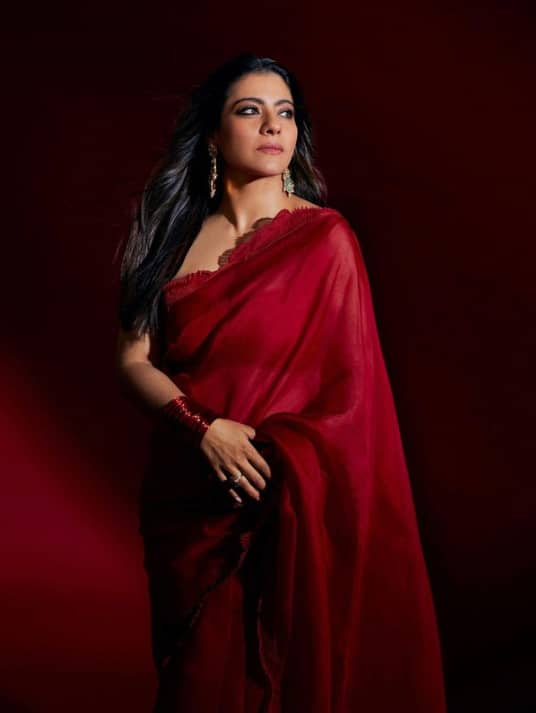 It is difficult to take your eyes off Kajol in this plain cutwork saree. You too can recreate this look and look stylish.