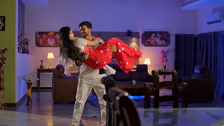 రూమ్ లో క్రిష్ కోసం ఎదురచూస్తుంటుంది సత్య..ఇంతలో ఎంట్రీ ఇచ్చిన క్రిష్ సంపంగీ..నీ బర్త్ డే డేట్ తెలిసిపోయిందోచ్ అంటూ చెబుతాడు. మల్లెపూలు తెచ్చుకోనా అంటే..అవసరం లేదంటుంది. మళ్లీ కొత్త కండిషన్లు పెడుతున్నావా ఏంటి అంటాడు క్రిష్. సత్య-క్రిష్ సంతోషం చూసి రుద్ర రగిలిపోతుంటాడు..