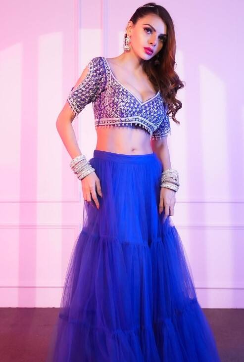 ਦੱਸ ਦੇਈਏ ਕਿ ਅਸੀ ਸ਼ਰਲਿਨ ਚੋਪੜਾ ਦੀ ਗੱਲ ਕਰ ਰਹੇ ਹਾਂ। ਉਹ ਆਪਣੀ ਫਿਲਮਾਂ ਦੇ ਬਜਾਏ ਵਿਵਾਦਾਂ ਦੇ ਚੱਲਦੇ ਸੁਰਖੀਆਂ ਦਾ ਵਿਸ਼ਾ ਬਣੀ ਰਹਿੰਦੀ ਹੈ। ਉਹ ਰਾਖੀ ਸਾਵੰਤ ਨਾਲ ਲੜਾਈ ਅਤੇ ਪੈਚ ਅੱਪ ਦੀਆਂ ਖਬਰਾਂ ਨੂੰ ਲੈ ਸੁਰਖੀਆਂ 'ਚ ਰਹੀ। ਸ਼ਰਲਿਨ ਚੋਪੜਾ ਅਕਸਰ ਆਪਣੇ ਬਿਆਨਾਂ ਅਤੇ ਨਿੱਜੀ ਗੱਲਾਂ ਨੂੰ ਲੈ ਵਿਵਾਦਾਂ 'ਚ ਘਿਰ ਜਾਂਦੀ ਹੈ।