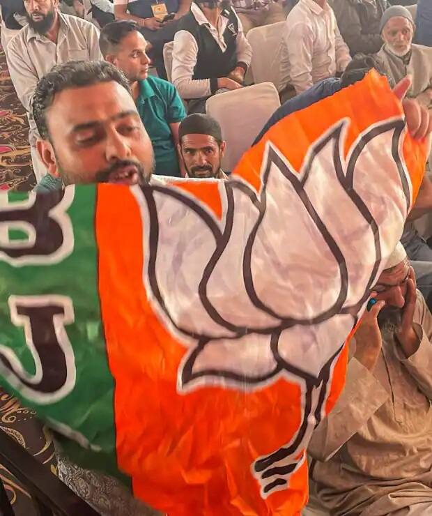 જમ્મુ અને કાશ્મીરમાં 10 વર્ષ પછી ચૂંટણી યોજાઈ અને પરિણામ મંગળવારે (8 ઓક્ટોબર, 2024) આવ્યા. જમ્મુ અને કાશ્મીરની 90 વિધાનસભા બેઠકોમાંથી 43 જમ્મુમાં અને 47 બેઠકો કાશ્મીરમાં છે. નેશનલ કૉન્ફરન્સ અને કોંગ્રેસના ગઠબંધનને સૌથી વધુ બેઠકો મળી છે, જ્યારે ભારતીય જનતા પાર્ટી (BJP)ને 29 બેઠકો મળી છે. પાકિસ્તાનમાં પણ કાશ્મીરની ચૂંટણીની ચર્ચા થઈ રહી છે અને ત્યાંના લોકો ભાજપ અને વડાપ્રધાન નરેન્દ્ર મોદીના વખાણ કરી રહ્યા છે.