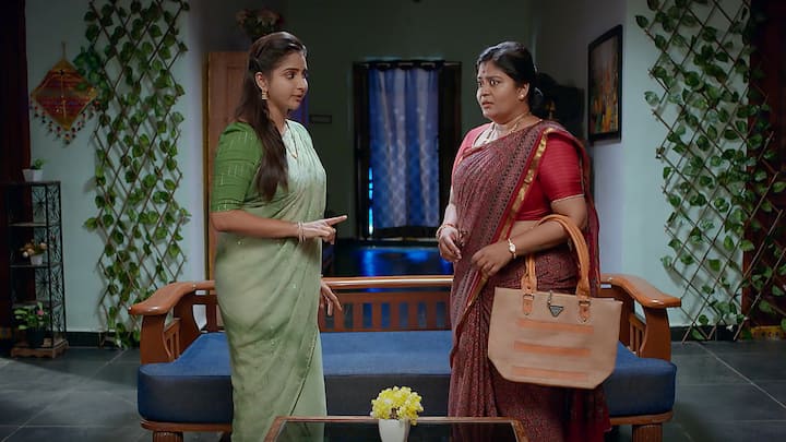 సైలెంట్ గా ఇంట్లోకి వచ్చిన కనకాన్ని చూసి ఎక్కడికి వెళ్లావ్ అని అడుగుతుంది కావ్య. మా అత్తగారి ఇంటికెళ్లి ఆయన్ని బెదిరించి వచ్చావా ఏంటి అంటుంది. అనామిక ఆఫీస్ కి వెళ్లానంటూ జరిగింది మొత్తం చెప్పి కావ్యతో అక్షింతలు వేయించుకుంటుంది కనకం.