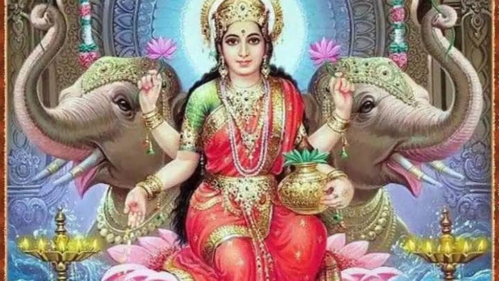 কোজাগরী লক্ষ্মীপুজো উপলক্ষে অনেকে কলার ছড়া দিয়ে নৈবেদ্য সাজানোর পাশাপাশি পুজোর বেদীতে সোনা ও রুপোর গহনা রেথে দেন।