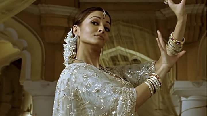 Golden Saree in Guru: Aishwarya’s stunning saree in Guru is the head-to-toe golden ensemble that exudes opulence and grandeur, making it a brilliant option for any festive celebration. (Image source: Pinterest/ HelloMoonlight_)