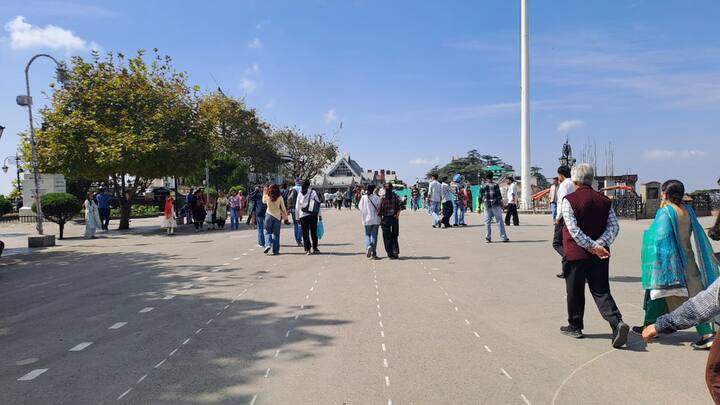 दोपहर के वक्त तापमान में बढ़ोतरी देखी जा रही है. हालांकि सुबह और शाम के वक्त तापमान में गिरावट आती है, जिससे पहाड़ी इलाकों में ठंड बढ़ रही है. जहां एक तरफ हिमाचल प्रदेश के जिला ऊना में अधिकतम तापमान 35 डिग्री सेल्सियस तक दर्ज किया जा रहा है. तो वहीं, केलांग में न्यूनतम तापमान 3.9 डिग्री तक पहुंच रहा है.