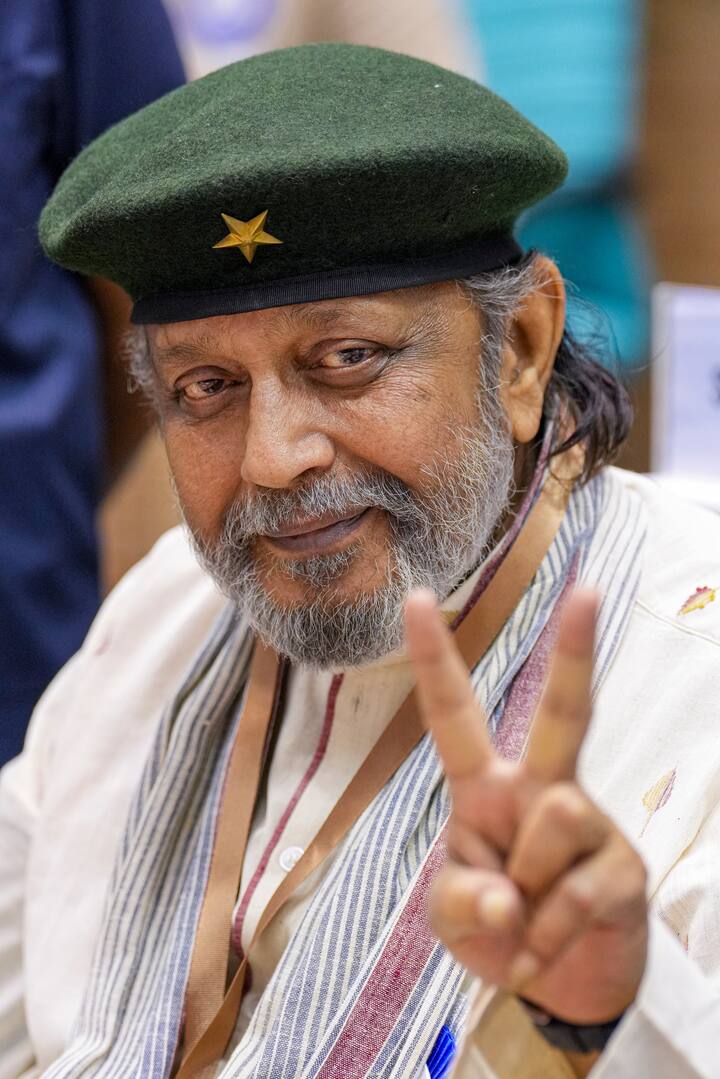 इतना नहीं नहीं, एक्टर ने अपने स्ट्रगल को याद करते हुए बताया कि कहा, 'लोग मुझे कालिया कहकर बुलाते थे. जितना अपमान हो सकता था, हुआ. मैं सोचता था कि मुझे क्या करना चाहिए? मैं भगवान से पूछता था- भगवान मेरा रंग चेंज नहीं कर सकते? मैंने सोचा कि करु क्या. तो मैंने सोचा कि मैं डांस कर सकता हूं. तो मैंने सोचा कि मैं ऐसा डांस करुं कि लोग मेरे पैरों को देखे, मेरी स्कीन को ना देखे, मेरे कलर को ना देखे. मैंने ऐसा ही किया.'