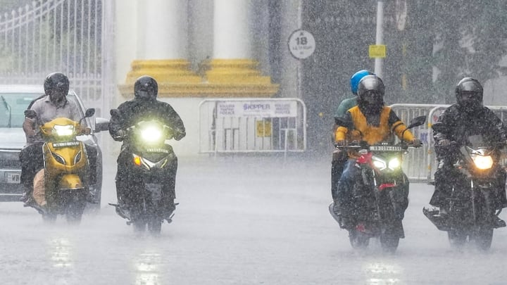 IMD Weather Forecast: मौसम विभाग के अनुसार उत्तर भारत से लेकर देश के कई हिस्सों में अभी भी बारिश का दौर जारी रहेगा. मौसम विभाग ने कई राज्यों में अलर्ट जारी किया है.