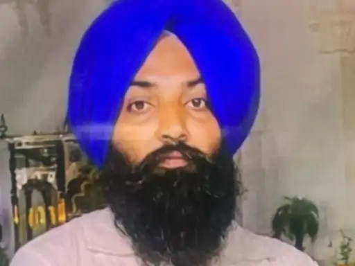 ਸਰਪੰਚੀ ਚੋਣਾਂ ਲਈ ਪ੍ਰਚਾਰ ਕਰਕੇ ਘਰ ਆ ਰਹੇ ਨੌਜਵਾਨ ਦਾ ਗੋਲੀਆਂ ਮਾਰ ਕੇ ਕਤਲ, ਅੰਮ੍ਰਿਤਪਾਲ ਦੀ ਜਥੇਬੰਦੀ ਦਾ ਵੀ ਰਹਿ ਚੁੱਕਿਆ ਮੈਂਬਰ ਸਰਪੰਚੀ ਚੋਣਾਂ ਲਈ ਪ੍ਰਚਾਰ ਕਰਕੇ ਘਰ ਆ ਰਹੇ ਨੌਜਵਾਨ ਦਾ ਗੋਲੀਆਂ ਮਾਰ ਕੇ ਕਤਲ, ਅੰਮ੍ਰਿਤਪਾਲ ਦੀ ਜਥੇਬੰਦੀ ਦਾ ਵੀ ਰਹਿ ਚੁੱਕਿਆ ਮੈਂਬਰ