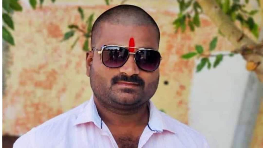 Truck breaks barricade without paying toll in Solapur crushes toll security guard incident caught on camera Solapur Accident : सोलापुरात टोल न देता बॅरिकेट तोडून निघालेल्या ट्रकने टोलच्या सुरक्षा कर्मचाऱ्याला चिरडले, घटना कॅमेऱ्यात कैद