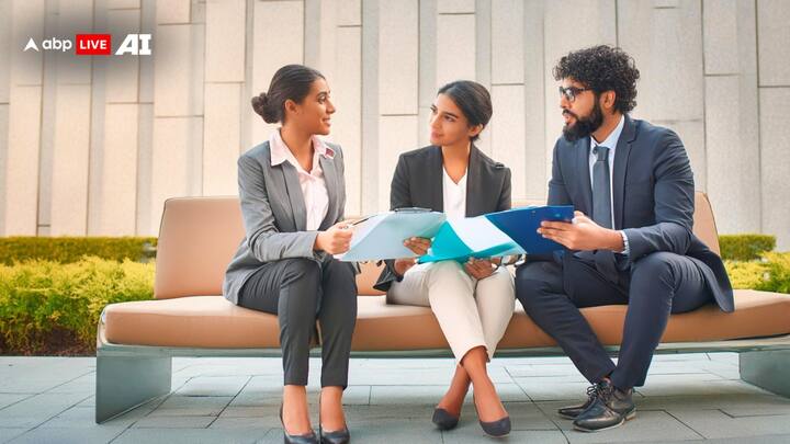 भर्ती के लिए आवेदन करने के लिए, उम्मीदवार सबसे पहले आधिकारिक वेबसाइट iibf.org.in पर जाएं. वहाँ 'नए पंजीकरण के लिए यहां क्लिक करें' टैब चुनें. इसके बाद फोटोग्राफ और हस्ताक्षर की स्कैन की गई इमेज अपलोड करें. व्यक्तिगत विवरण, कार्य अनुभव, शैक्षणिक योग्यता आदि को सही से भरें. आवेदन पत्र को एक बार अच्छे से क्रॉस चेक करें और फिर डिटेल्स जमा करें. अंत में उम्मीदवार आवेदन पत्र का प्रिंट आउट अपने पास रख लें.
