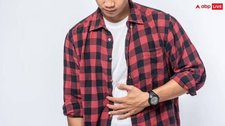 खान-पान में लापरवाही के कारण कब्ज की समस्या उत्पन्न होती है. जो लोग जंक फूड और प्रोसेस्ड फूड जैसे पैक्ड फूड ज्यादा खाते हैं, उनका पेट ठीक नहीं रहता. आपने कई बार देखा होगा कि बर्गर, पिज्जा जैसी चीजें खाने के बाद अगले दिन कब्ज की समस्या शुरू हो जाती है.