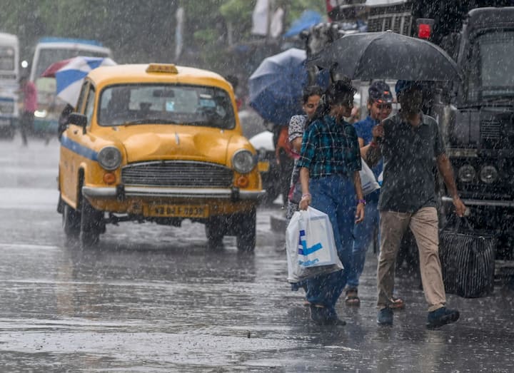 केरल और माहे के अलग-अलग स्थानों पर अगले 6 दिनों के दौरान भारी बारिश की संभावना है. लक्षद्वीप में अगले 24 घंटों के दौरान भारी बारिश होगी.