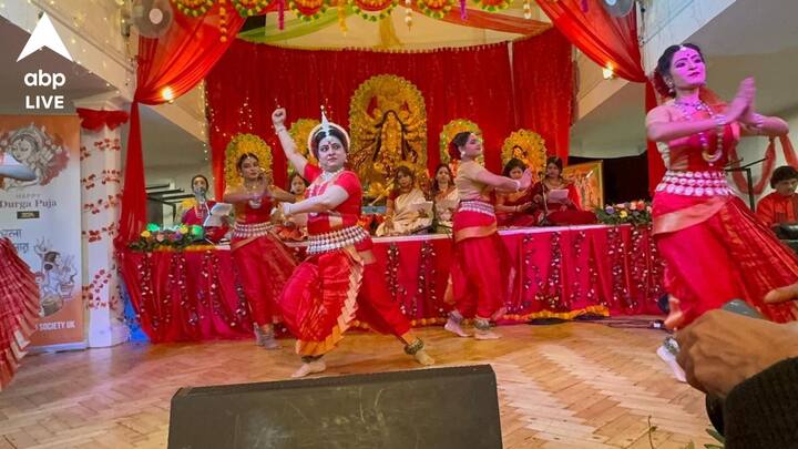 ৮ অক্টোবর, লন্ডনের রবিদাস কমিউনিটি সেন্টারে সন্ধ্যা সাড়ে ছটায় হল ডোনা গঙ্গোপাধ্যায়ের নৃত্য অনুষ্ঠান। যে অনুষ্ঠানে ছিল মহালয়ার পুণ্য তিথির উপর আধারিত দুর্গা বন্দনা। উদ্যোক্তা হিন্দু সোসাইটি ইউ কে।