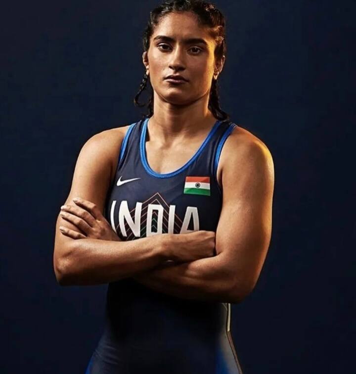 साल 2014 में कॉमनवेल्थ गेम्स में गोल्ड मेडल जीतकर अपनी पहचान बनाने वाली भारतीय पहलवान विनेश फोगाट (Vinesh Phogat) आज एक यूथ आइकन (Youth Icon) बन गई हैं. कुछ समय पहले पेरिस ओलंपिक 2024 में वह मेडल जीतने से बस एक कदम दूर रहीं, लेकिन अपनी परफॉर्मेंस से उन्होंने पूरी दुनिया में भारत के नाम का परचम लहराया.