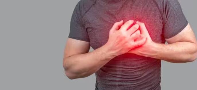 ਜੇਕਰ ਕਿਸੇ ਨੂੰ ਇੱਕ ਵਾਰ ਹਾਰਟ ਅਟੈਕ ਆ ਜਾਵੇ ਤਾਂ ਦੁਬਾਰਾ ਹਾਰਟ ਅਟੈਕ ਤੋਂ ਬਚਣ ਲਈ ਸਹੀ ਖੁਰਾਕ ਲੈਣੀ ਜ਼ਰੂਰੀ ਹੋ ਜਾਂਦੀ ਹੈ। ਕਾਰਡੀਓਲੋਜਿਸਟਸ ਦਾ ਕਹਿਣਾ ਹੈ ਕਿ ਸਾਡੀਆਂ ਖਾਣ-ਪੀਣ ਦੀਆਂ ਆਦਤਾਂ, ਸਰੀਰ ਦਾ ਭਾਰ, ਬਲੱਡ ਪ੍ਰੈਸ਼ਰ, ਕੋਲੈਸਟ੍ਰਾਲ ਲੈਵਲ ਅਤੇ ਖੂਨ ਵਿੱਚ ਸ਼ੂਗਰ ਦਾ ਪੱਧਰ ਇਸ ਨੂੰ ਪ੍ਰਭਾਵਿਤ ਕਰਦਾ ਹੈ। ਜੇਕਰ ਕਿਸੇ ਨੂੰ ਦਿਲ ਦਾ ਦੌਰਾ ਪਿਆ ਹੈ ਜਾਂ ਪਹਿਲਾਂ ਕਾਰਡੀਓਵੈਸਕੁਲਰ ਬਿਮਾਰੀ ਦਾ ਇਲਾਜ ਕੀਤਾ ਗਿਆ ਹੈ, ਤਾਂ ਖੁਰਾਕ ਵਿੱਚ ਤਬਦੀਲੀ ਕਰਕੇ, ਬਿਮਾਰੀ ਦੇ ਵਧਣ ਅਤੇ ਵਾਰ-ਵਾਰ ਦਿਲ ਦੇ ਦੌਰੇ ਨੂੰ ਰੋਕਿਆ ਜਾ ਸਕਦਾ ਹੈ।