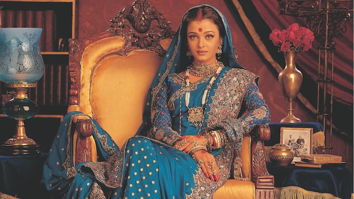 Blue Saree in Devdas: For a more regal and sophisticated look, Aishwarya's blue saree with heavy golden and pearl embroidery from Devdas offers a formal, luxurious touch for Navratri nights. The intricate gold embellishments add a touch of royalty that makes it perfect for an evening of dandiya with an elegant twist. (Image source: IMDb)