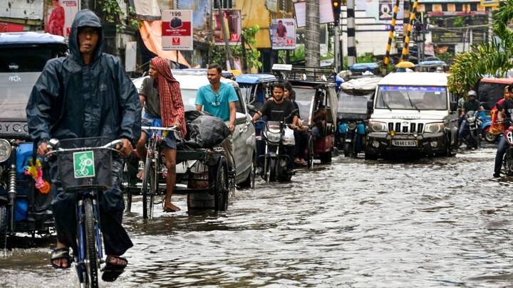 আইএমডি কলকাতা সূত্রে খবর, আগামীকাল দক্ষিণবঙ্গে ৬ জেলায় হলুদ সতর্কতা জারি হয়েছে। দুই ২৪ পরগনা, মেদিনীপুর, পূর্ব বর্ধমান, মুর্শিদাবাদ, নদিয়ায় বজ্রবিদ্যুৎ-সহ বৃষ্টির আশঙ্কা রয়েছে।