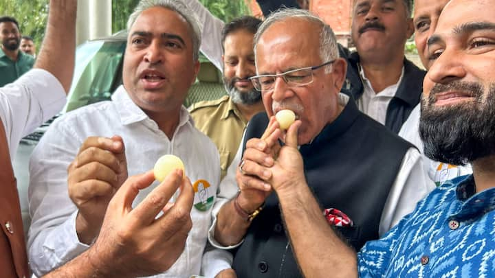 J&K Congress president Tariq Hameed Karra celebrates the victory of the JKNC-Congress alliance with party workers. (Photo: PTI)