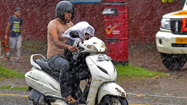 ভরা পুজোয় কলকাতা-সহ বাংলার জেলায় জেলায় বৃষ্টি হয়ে চলেছে। কোথাও খুব জোরে, কোথাও ধীরে। এদিকে জলও জমেছে কিছু জায়গায়।