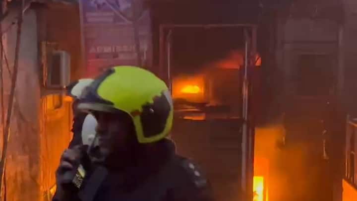 कंपनीच्या गोदाममध्ये ज्वलनशील पदार्थ असल्याने आग भडकत असून आतमध्ये स्फोट होत असल्याची माहिती आहे. अग्निशमन दलाकडून आग आटोक्यात आणण्याचे काम सुरू आहे.