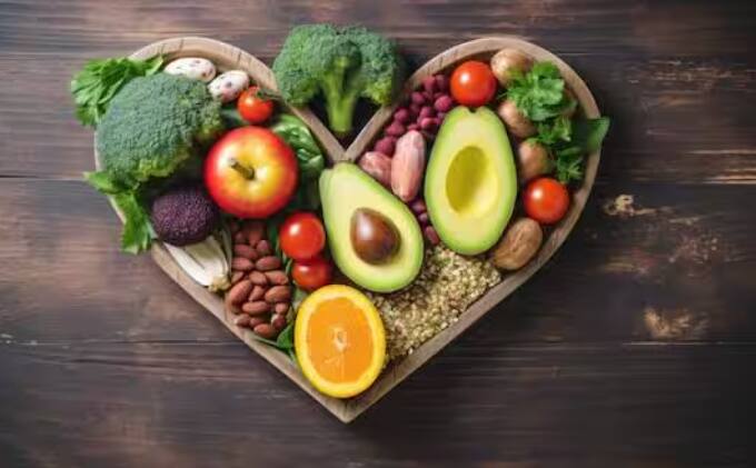 ਦਿਲ ਦੇ ਰੋਗੀਆਂ ਕੋਲ ਆਪਣੀ ਸਿਹਤ ਨੂੰ ਸੁਧਾਰਨ ਲਈ ਖੁਰਾਕ ਦੇ ਬਹੁਤ ਸਾਰੇ ਵਿਕਲਪ ਹੁੰਦੇ ਹਨ। ਦਿਲ ਦੇ ਰੋਗੀਆਂ ਨੂੰ ਆਪਣੀ ਥਾਲੀ ਵਿੱਚ ਸਬਜ਼ੀਆਂ ਅਤੇ ਫਲ ਜ਼ਰੂਰ ਰੱਖਣੇ ਚਾਹੀਦੇ ਹਨ। ਇਸ ਦੇ ਨਾਲ ਹੀ ਉਨ੍ਹਾਂ ਦੇ ਨਾਲ ਸਾਬਤ ਅਨਾਜ ਅਤੇ ਸਿਹਤਮੰਦ ਪ੍ਰੋਟੀਨ ਖਾਣਾ ਚਾਹੀਦਾ ਹੈ।