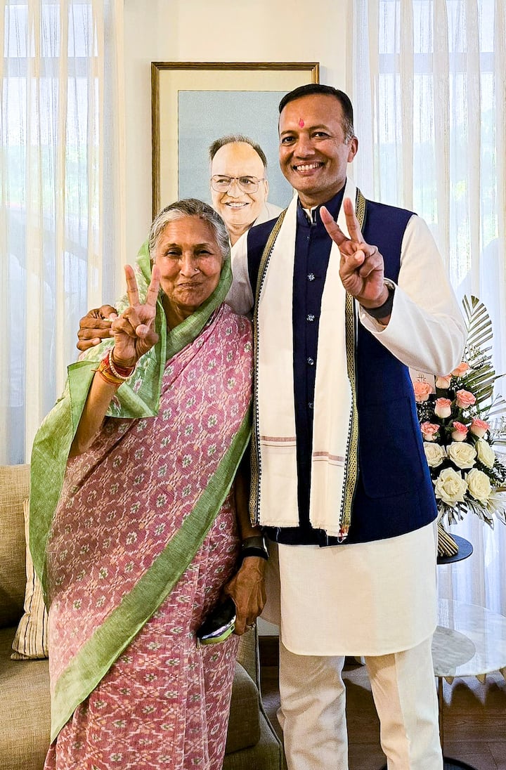 सावित्री जिंदल ने पति के निधन के बाद 2005 में जिंदल ग्रुप की कमान संभाली थी. वहीं, मां की जीत के बाद बेटे नवीन जिंदल ने जीत का निशान दिखाते हुए तस्वीर सोशल मीडिया पर पोस्ट की थी.