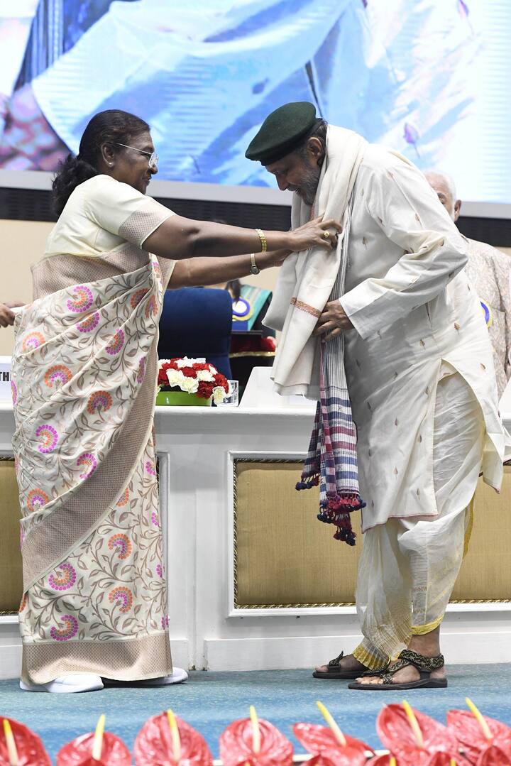 एक्टर ने सिनेमा में अपने शुरुआती दिनों के किस्से साझा किए, जब उन्हें पहला राष्ट्रीय फिल्म पुरस्कार मिला था. उन्होंने कहा कि अवॉर्ड मिलने के बाद मुझे घमंड हो गया, लगा कि मैंने वाकई कुछ बड़ा हासिल कर लिया है.' चक्रवर्ती ने कहा, 'पुरस्कार पाने के बाद, मुझे लगा कि मैं अल पचीनो बन गया हूं और यह मेरे रवैये में भी झलकने लगा. मैं एक प्रोड्यूसर के ऑफिस अजीब व्यवहार कर रहा था और उसे आश्चर्य हो रहा था कि मैं ऐसा क्यों कर रहा हूं...फिर ऐसा हुआ कि मुझे धक्के मारकर बाहर निकाल दिया. उस दिन से, मैंने अल पचीनो की तरह व्यवहार करना बंद कर दिया.'