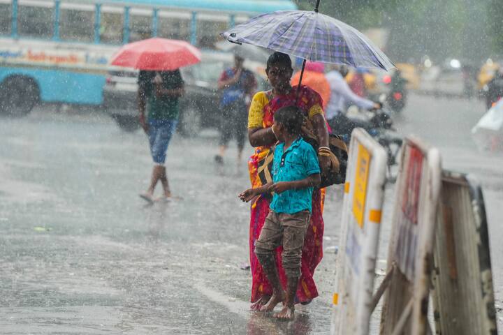बिहार के कई जिलों में बाढ़ की स्थिति बनी हुई है. राज्य की गंगा, गंडक, कोसी जैसी नदियां उफान पर है. पटना मौसम विज्ञान केंद्र के अनुसार अगले 24 घंटों के दौरान बिहाल के सीवान, बक्सर, आरा, औरंगाबाद, रोहतास, कैमूर और गोपालगंज जिले में बारिश के साथ आकाशीय बिजली गिर सकती है.