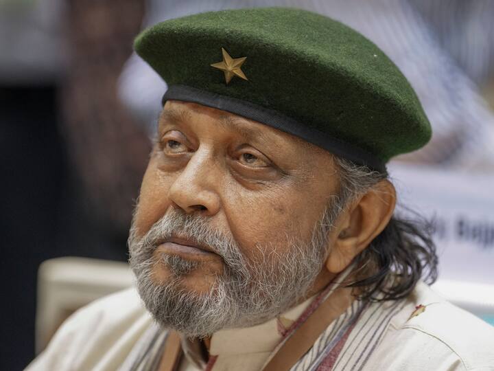 मिथुन चक्रवर्ती ने बताया कि उन्हें भगवान से हमेशा शिकायत रही कि उन्हें हर चीज काफी संघर्ष करने के बाद मिली. चक्रवर्ती ने कहा, 'मैं भगवान से बहुत शिकायत करता था. मुझे कोई भी चीज थाली में परोस कर नहीं मिली, मैंने बहुत संघर्ष किया. मुझे ये सब ऐसे ही नहीं मिल गया. मैं कहता था भगवान, आपने मुझे नाम और शोहरत तो दी है, लेकिन इतनी सारी परेशानियां क्यों हैं.'