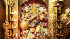 సరస్వతీ దేవి అలంకారంలో విజయవాడ కనకదుర్గమ్మ ... దర్శనానికి పోటెత్తిన భక్తులు!