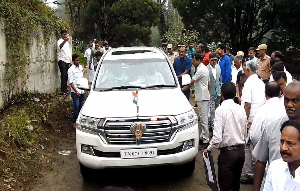 கொடைக்கானலில் கடும் போக்குவரத்து நெரிசல்; மாற்று சாலை அமைக்க  அமைச்சர்கள் நேரில் பார்வை