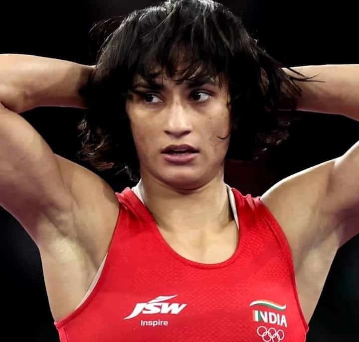 साल 2014 में कॉमनवेल्थ गेम्स में गोल्ड मेडल जीतकर अपनी पहचान बनाने वाली भारतीय पहलवान विनेश फोगाट (Vinesh Phogat) आज एक यूथ आइकन (Youth Icon) बन गई हैं. कुछ समय पहले पेरिस ओलंपिक 2024 में वह मेडल जीतने से बस एक कदम दूर रहीं, लेकिन अपनी परफॉर्मेंस से उन्होंने पूरी दुनिया में भारत के नाम का परचम लहराया.