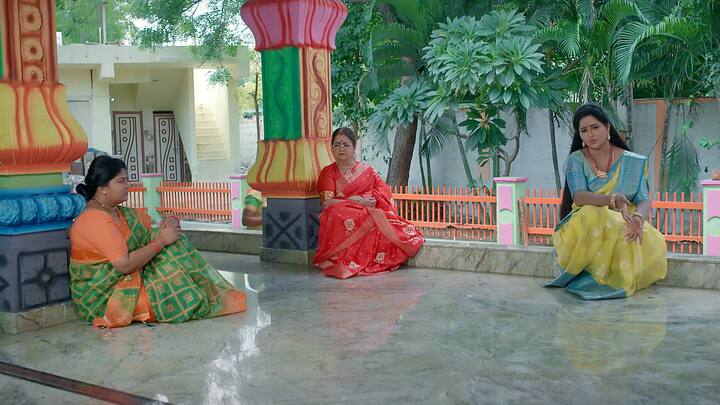 ఇద్దరూ ఓ దగ్గర ఉంటే కానీ దారికిరారు..ఇందుకు కనకమే కరెక్ట్ అనుకుంటారు అపర్ణ, ఇందిరాదేవి. ఆ తర్వాత ఇద్దరూ వెళ్లి కనకాన్ని కలుస్తారు. వాళ్లిద్దరూ ఒకరికి చెప్పేవాళ్లు..వాళ్లకు మనం ఏం చెబుతాం అంటుంది కనకం...