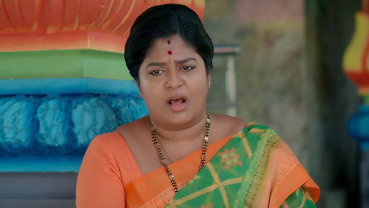 బ్రహ్మముడి అక్టోబరు 10 గురువారం ఎపిసోడ్ లో కనకం కొత్త డ్రామా స్టార్ట్ చేస్తుంది. కనకానికి క్యాన్సర్ అని అపర్ణ, ఇందిరాదేవి రాజ్ కి చెబుతారు. మీ ఆఖరి కోరిక ఏంటో చెప్పండి అని రాజ్ అంటే.. నా ముగ్గురు కూతుర్లు, అల్లుళ్లతో ఆఖరి పెళ్లిరోజు జరుపుకోవాలి అనుకుంటున్నా అంటుంది కనకం...