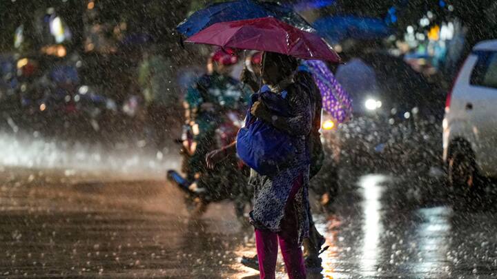 তবে, পুজোতে রাজ্যে ভারী বৃষ্টির সম্ভাবনা নেই। কিছু জায়গায় বিক্ষিপ্ত বৃষ্টি হতে পারে বলে জানিয়েছে আলিপুর আবহাওয়া দফতর।