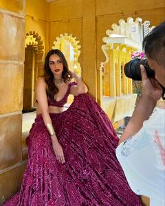 Manushi Chhillar: मानुषी छिल्लरचा ग्लॅम लूक; ब्लॅक ड्रेसमध्ये दिसतेय फारच खास!