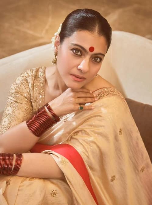 This Bengali look of Kajol is perfect for Durga Puja. The actress looks very beautiful in a golden silk saree. She has tied her hair in a bun and put a gajra on it and has also worn red bangles in her hands. The red bindi on the forehead of the actress is adding to her look. You can also recreate this look on the occasion of Durga Puja and get everyone's praise.